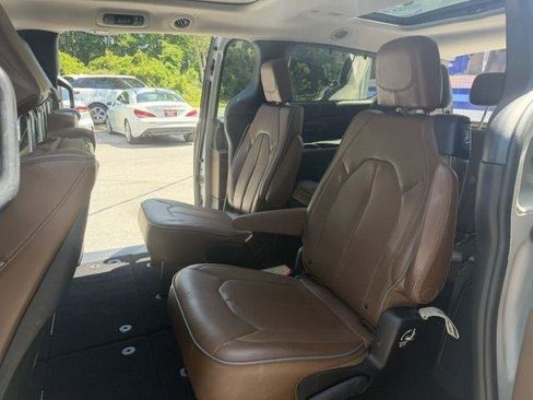 Used 2017 Chrysler Pacifica Limited w/ UConnect Theater Package FWD image 14