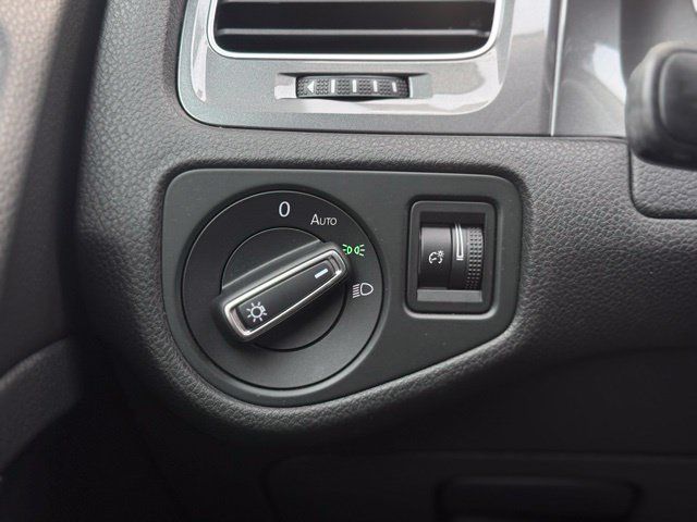 Used 2016 Volkswagen e-Golf SE w/ DC Fast Charging Package FWD image 24