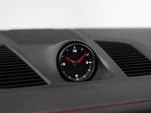 Certified 2022 Porsche Cayenne Platinum Edition image 40