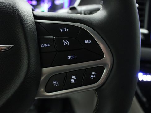 Used 2024 Chrysler Pacifica Touring-L FWD image 22
