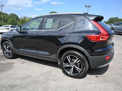 Used 2025 Volvo XC40 B5 Core image 7