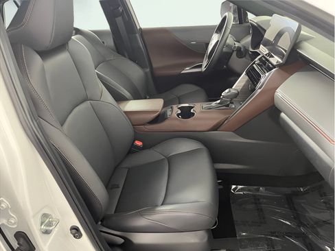 Used 2023 Toyota Venza XLE AWD/4WD image 16