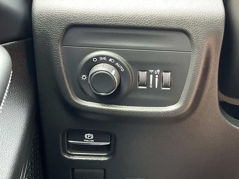 Used 2025 Jeep Grand Cherokee Laredo w/ Luxury Tech Group I RWD image 37