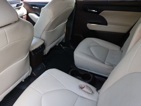 Used 2022 Toyota Highlander XLE FWD image 17