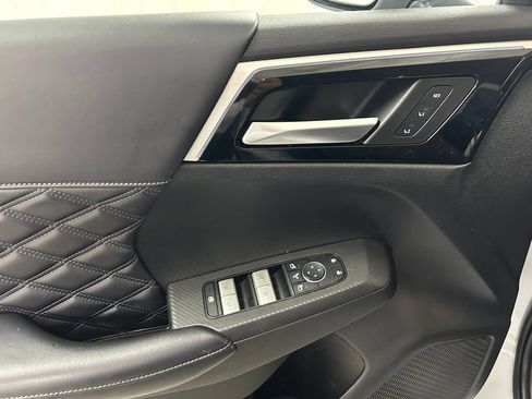 Used 2023 Mitsubishi Outlander AWD image 17