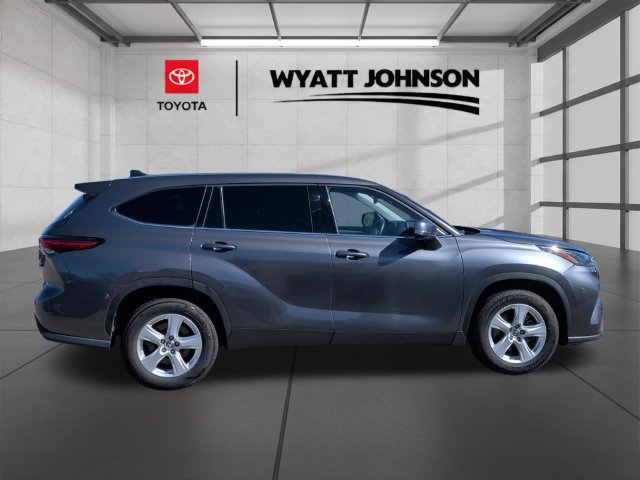 Used 2022 Toyota Highlander LE FWD image 8