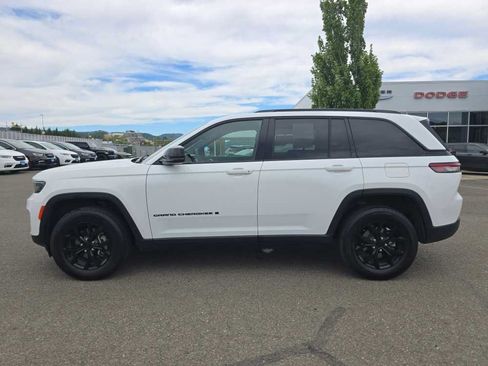 Used 2024 Jeep Grand Cherokee Altitude AWD/4WD image 2