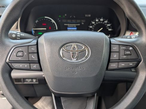 Used 2025 Toyota Sienna LE image 19