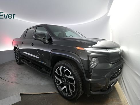 Used 2025 Chevrolet Silverado EV RST AWD/4WD image 2