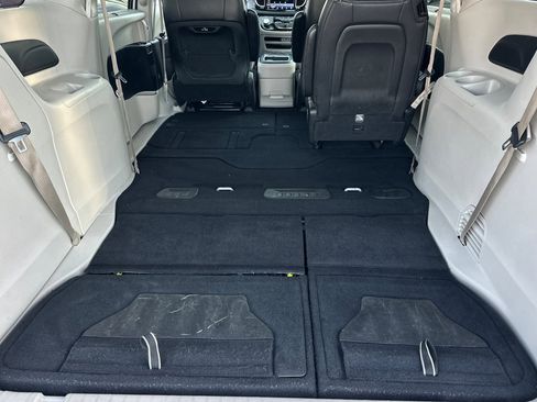 Used 2021 Chrysler Pacifica Touring-L image 15