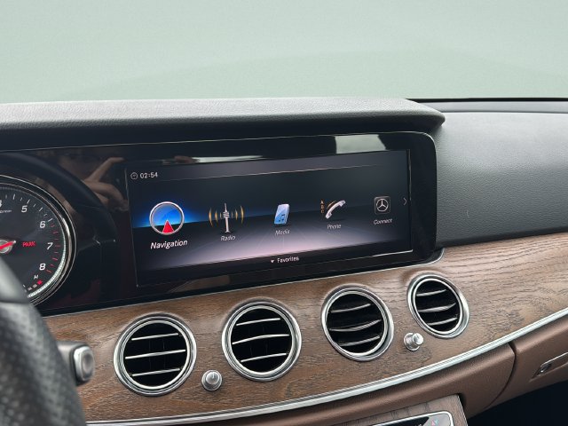 Used 2018 Mercedes-Benz E 300 4MATIC image 33