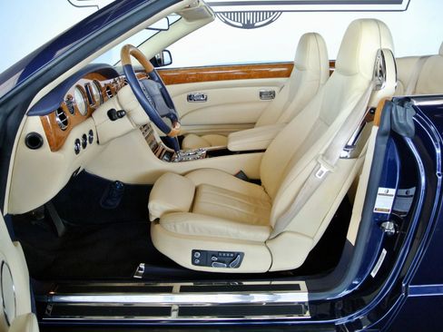 Used 2009 Bentley Azure RWD image 12