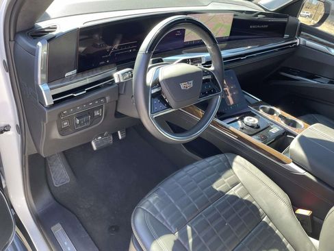 Used 2025 Cadillac Escalade ESV Sport Platinum image 19