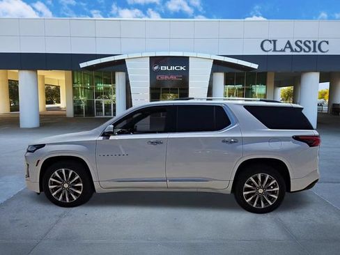 Used 2023 Chevrolet Traverse Premier FWD image 5