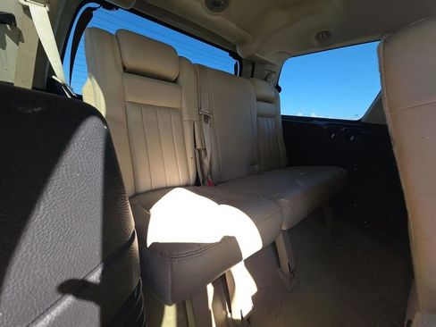 Used 2005 Lincoln Navigator Luxury image 19