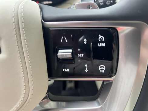 Certified 2025 Land Rover Range Rover SE image 13