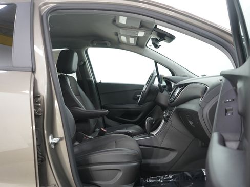 Used 2022 Chevrolet Trax LT w/ LT Convenience Package image 11