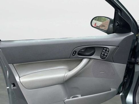 Used 2005 Ford Focus ZX4 Sedan FWD image 22