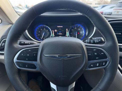 Used 2024 Chrysler Pacifica Touring-L image 27