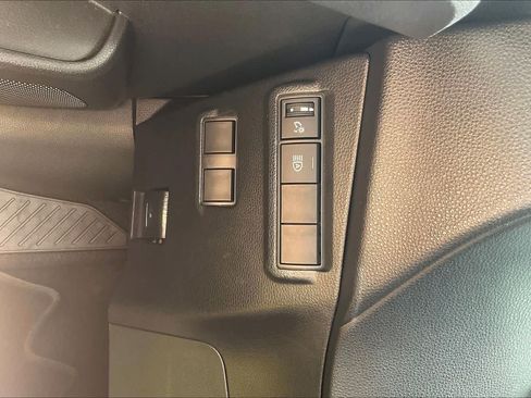 Used 2025 Toyota Corolla Cross LE w/ Moonroof Package FWD image 33