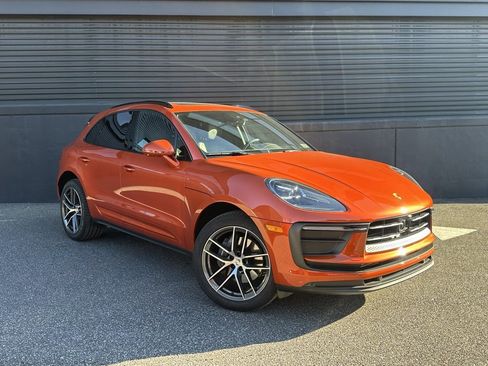 Certified 2025 Porsche Macan image 12