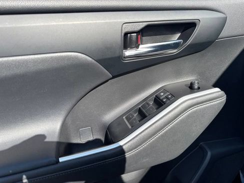 Used 2021 Toyota Highlander XLE AWD/4WD image 9