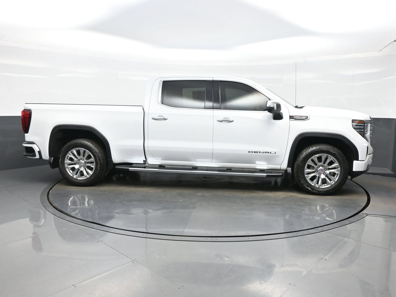 Used 2023 GMC Sierra 1500 Denali w/ Technology Package AWD/4WD image 7