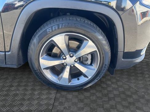 Used 2020 Jeep Cherokee Limited image 36