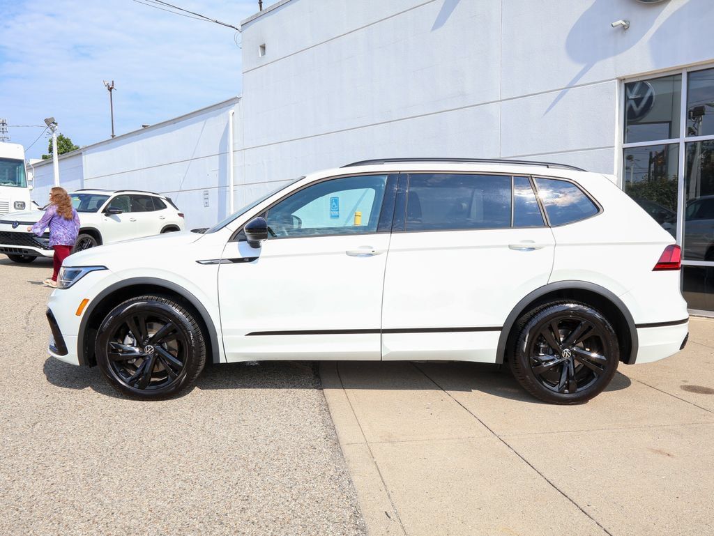 Certified 2024 Volkswagen Tiguan SE R-Line AWD/4WD image 2