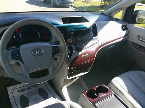 Used 2014 Toyota Sienna XLE image 32