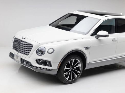 Used 2017 Bentley Bentayga AWD/4WD image 25