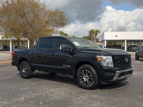 Used 2024 Nissan Titan SV w/ SV Convenience Package image 2