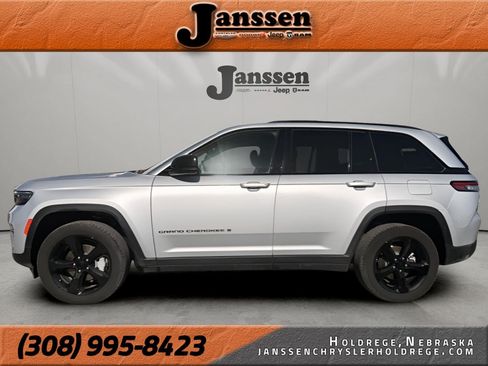 Used 2024 Jeep Grand Cherokee Limited w/ Black Appearance Package AWD/4WD image 1