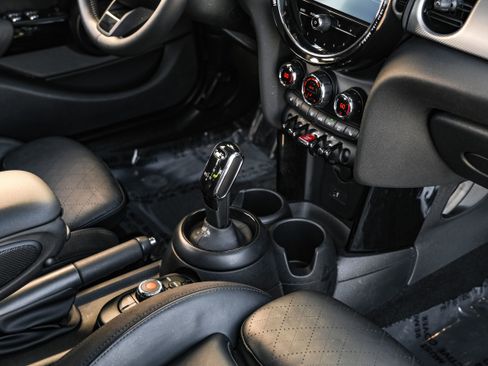 Used 2022 MINI Cooper 4-Door Hardtop w/ Signature Upholstery Package image 22