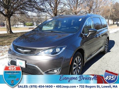 Used 2020 Chrysler Pacifica Touring-L image 1