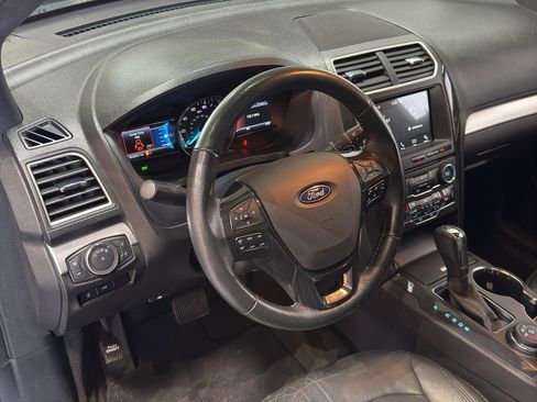 Used 2017 Ford Explorer XLT w/ Equipment Group 202A AWD/4WD image 18