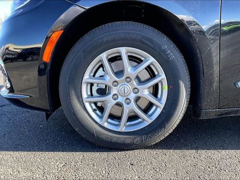 New 2026 Chrysler Pacifica Select image 12