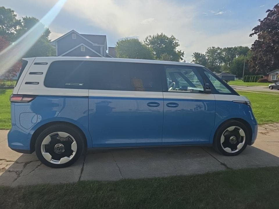 Used 2025 Volkswagen ID. Buzz Pro S Plus AWD/4WD image 3