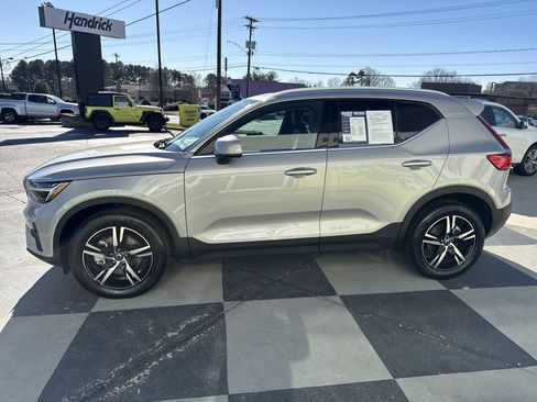Used 2025 Volvo XC40 B5 Core image 7
