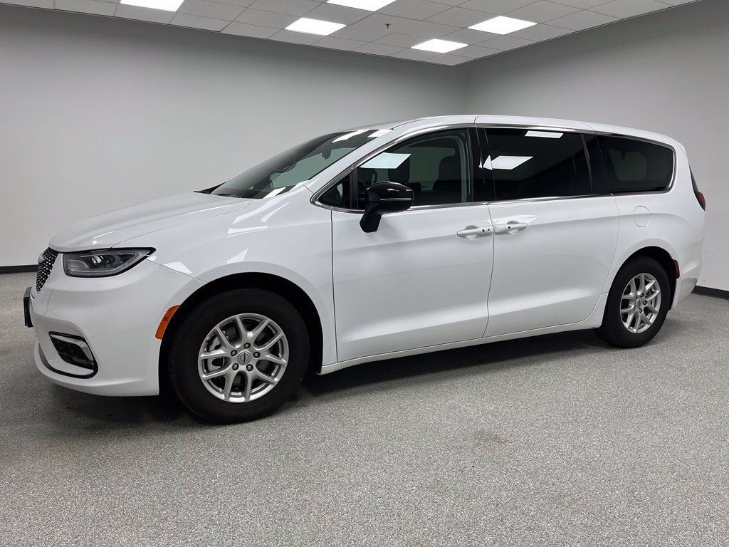 Used 2024 Chrysler Pacifica Touring-L FWD image 6