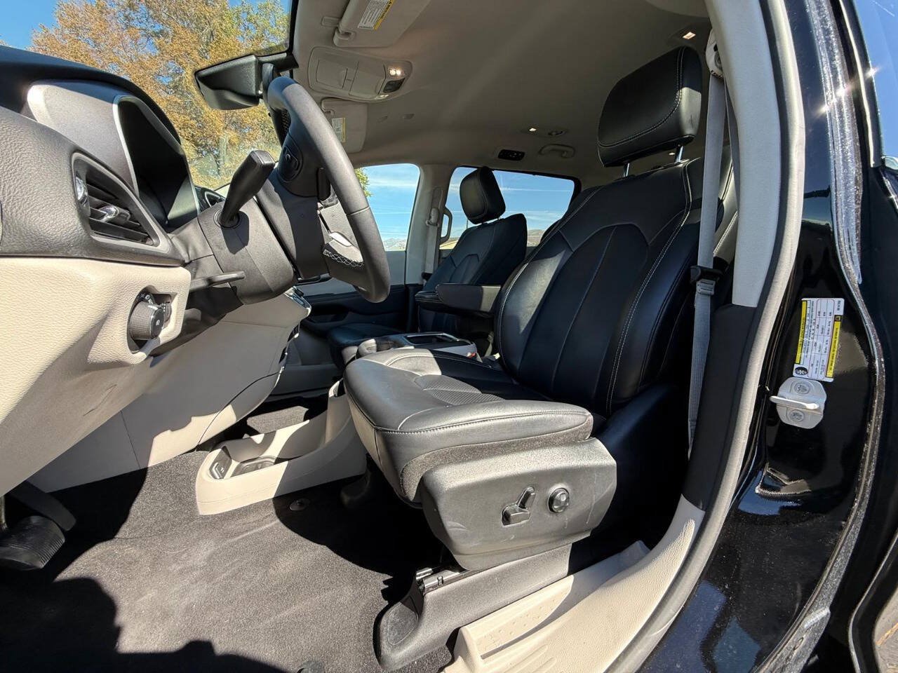 Used 2024 Chrysler Pacifica Touring-L FWD image 10