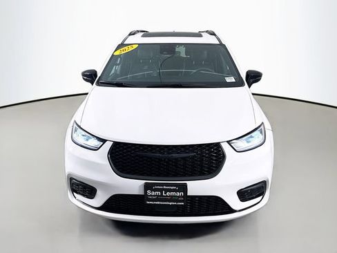 Used 2025 Chrysler Pacifica Limited FWD image 2