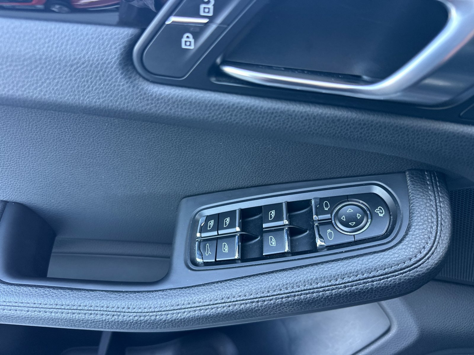 Used 2023 Porsche Macan AWD/4WD image 28