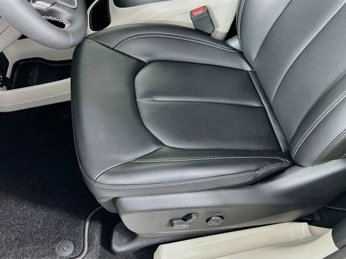 Used 2023 Chrysler Pacifica Touring-L FWD image 19