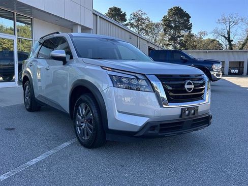 Used 2025 Nissan Pathfinder SV image 5