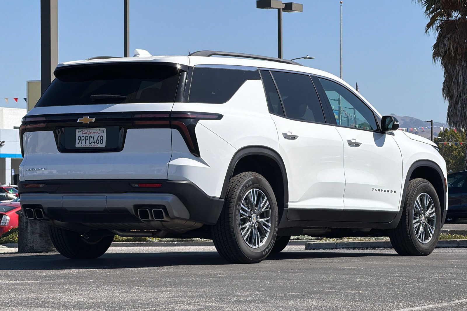 Used 2025 Chevrolet Traverse LT FWD image 4