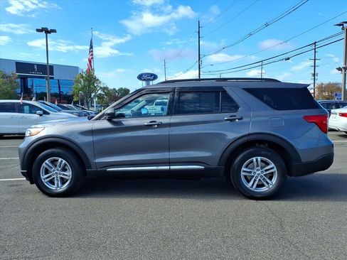 Certified 2022 Ford Explorer XLT image 4