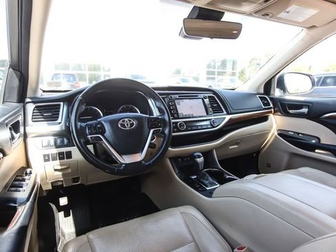 Used 2017 Toyota Highlander Limited w/ Carpet Mat Package image 36