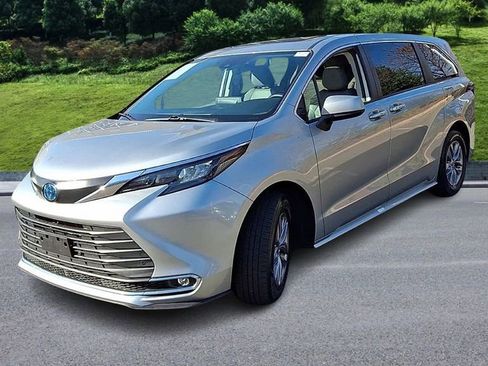 Used 2024 Toyota Sienna XLE image 4