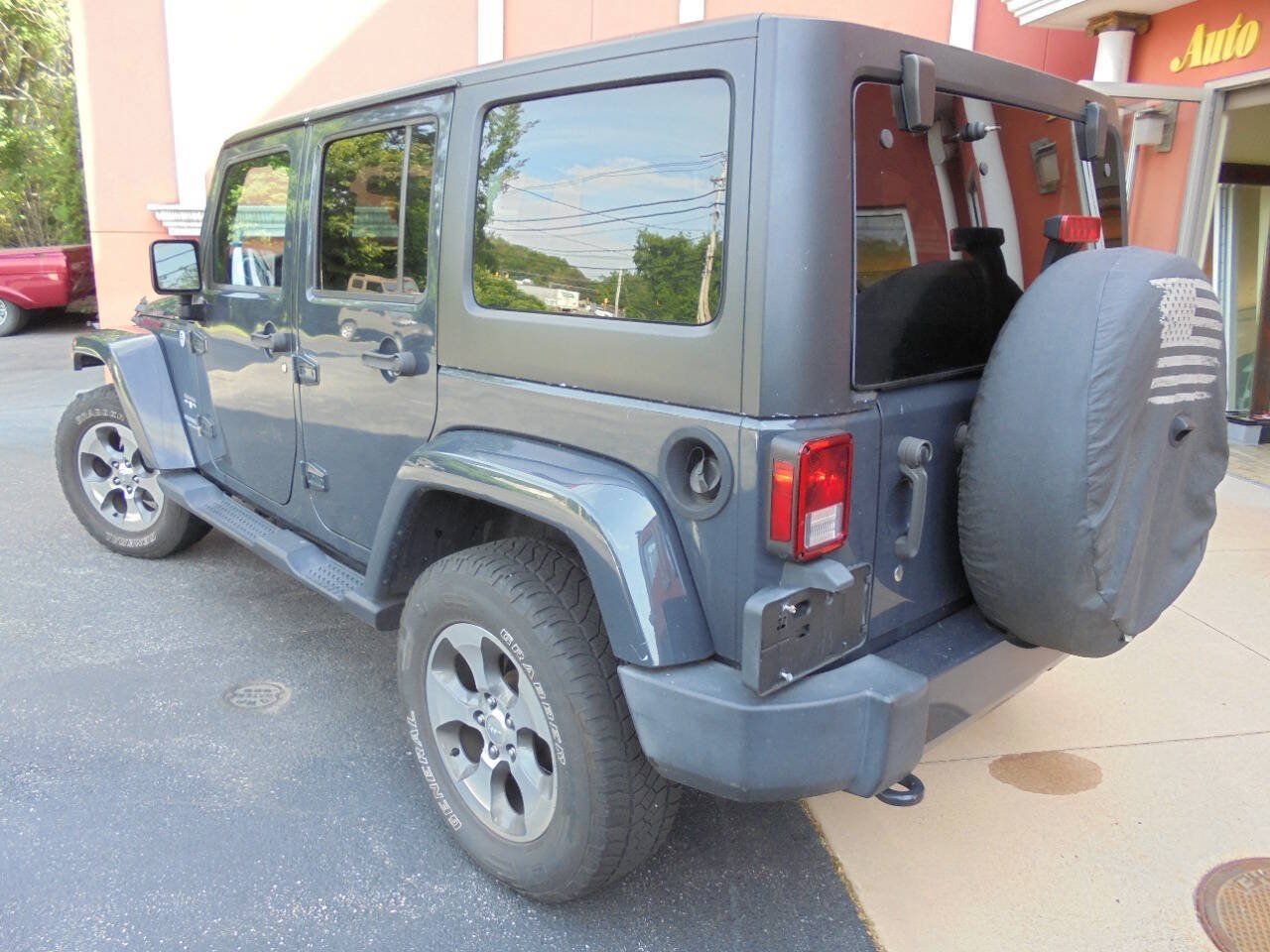 Used 2017 Jeep Wrangler Unlimited Sahara w/ Connectivity Group AWD/4WD image 27